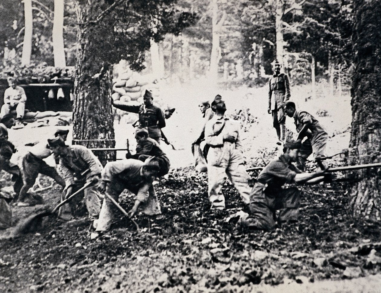 Legioonalaiset Sierran edessä leikkaamassa mäntyjä ja täyttämässä säkkejä suojatakseen vihollisen lentokoneita tekijältä Unbekannt