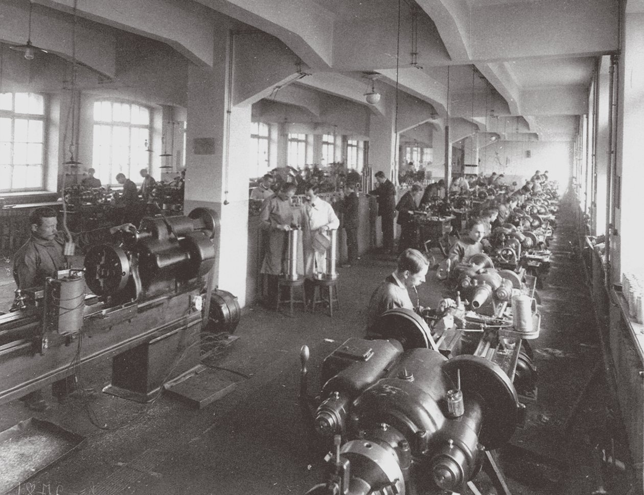 Linssien käsittely Optical Mechanical Associationin tehtaalla Pietarissa, 1916 tekijältä Unbekannt