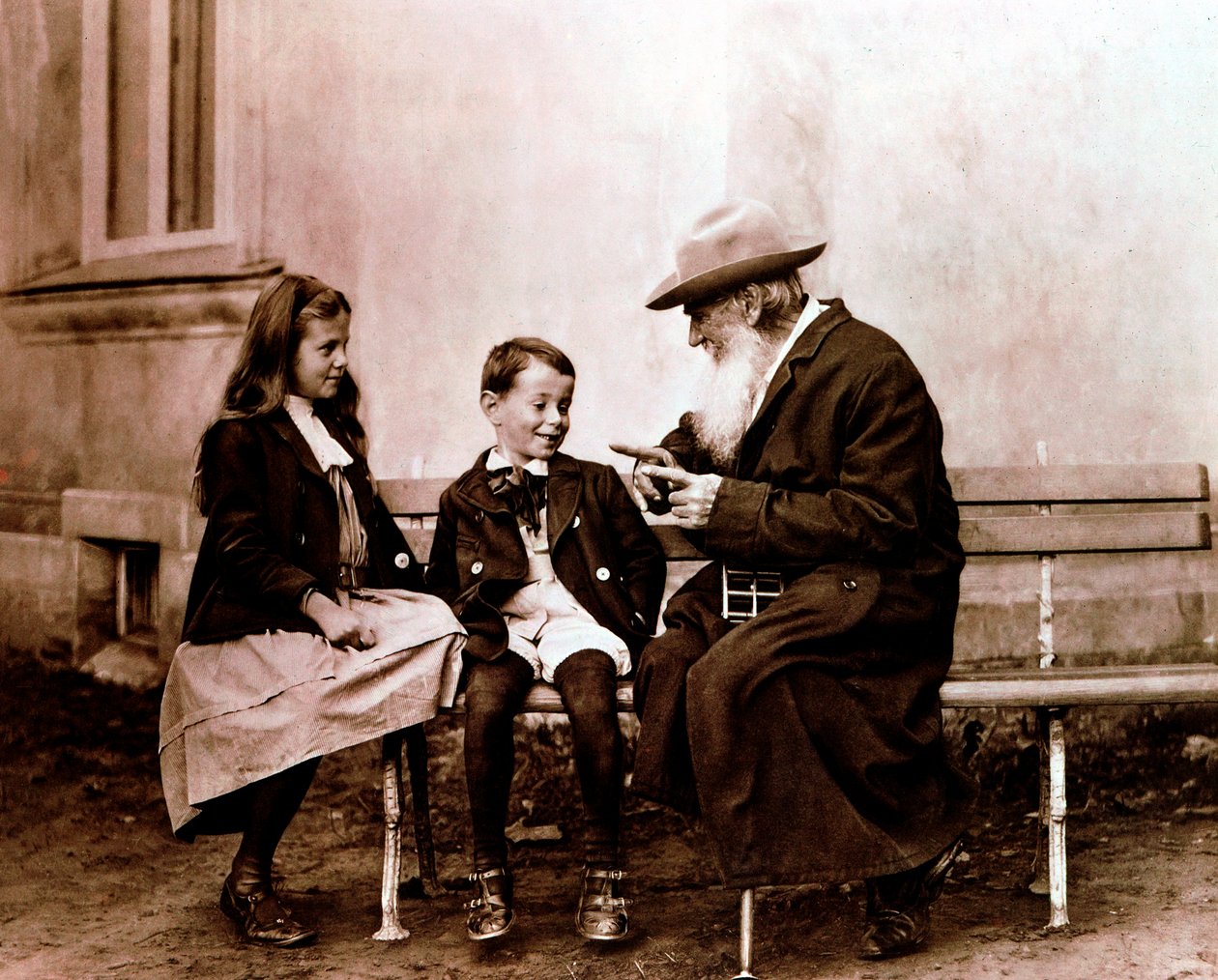 Leo Tolstoi, venäläinen kirjailija, filosofi ja mystikko, joka kertoo lastenlapsilleen tarinan, 1890-1910 tekijältä Unbekannt