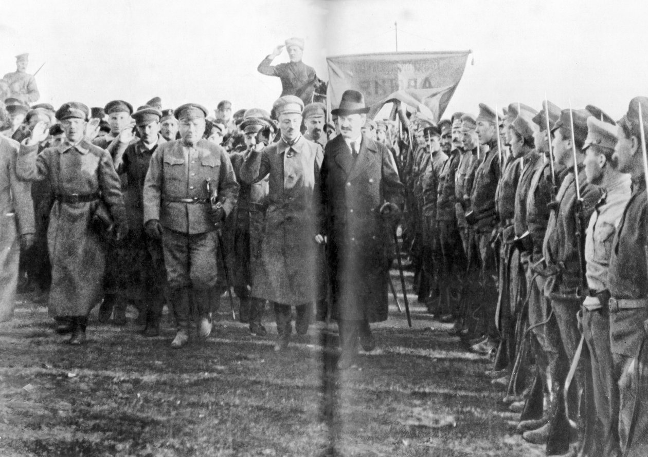 Leon Trotski, sotakansantokomissaari, tarkastelee puna-armeijan joukkoja Moskovassa, Venäjällä, 1918 tekijältä Unbekannt