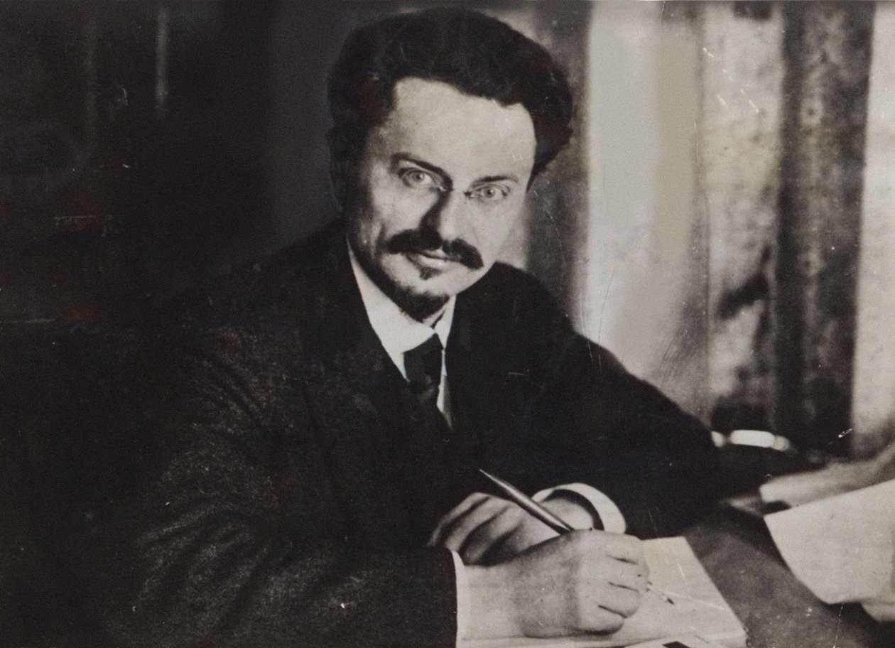 Leon Trotski kirjoituspöytänsä ääressä, 1920-luvun alku. tekijältä Unbekannt