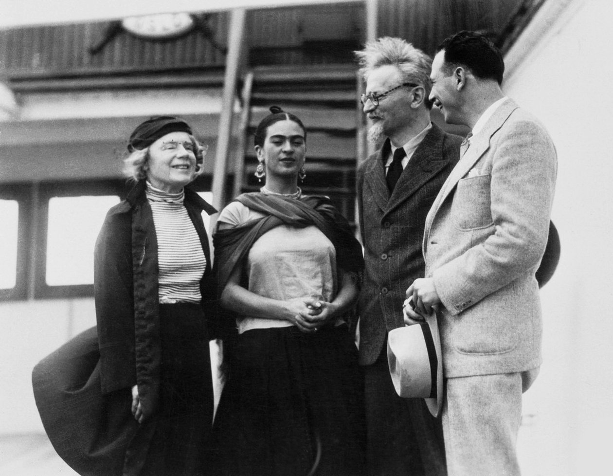 Leon Trotsky vaimonsa Natalia Sedovan ja meksikolaisen taiteilijan Frida Kahlon kanssa, 1937 tekijältä Unbekannt