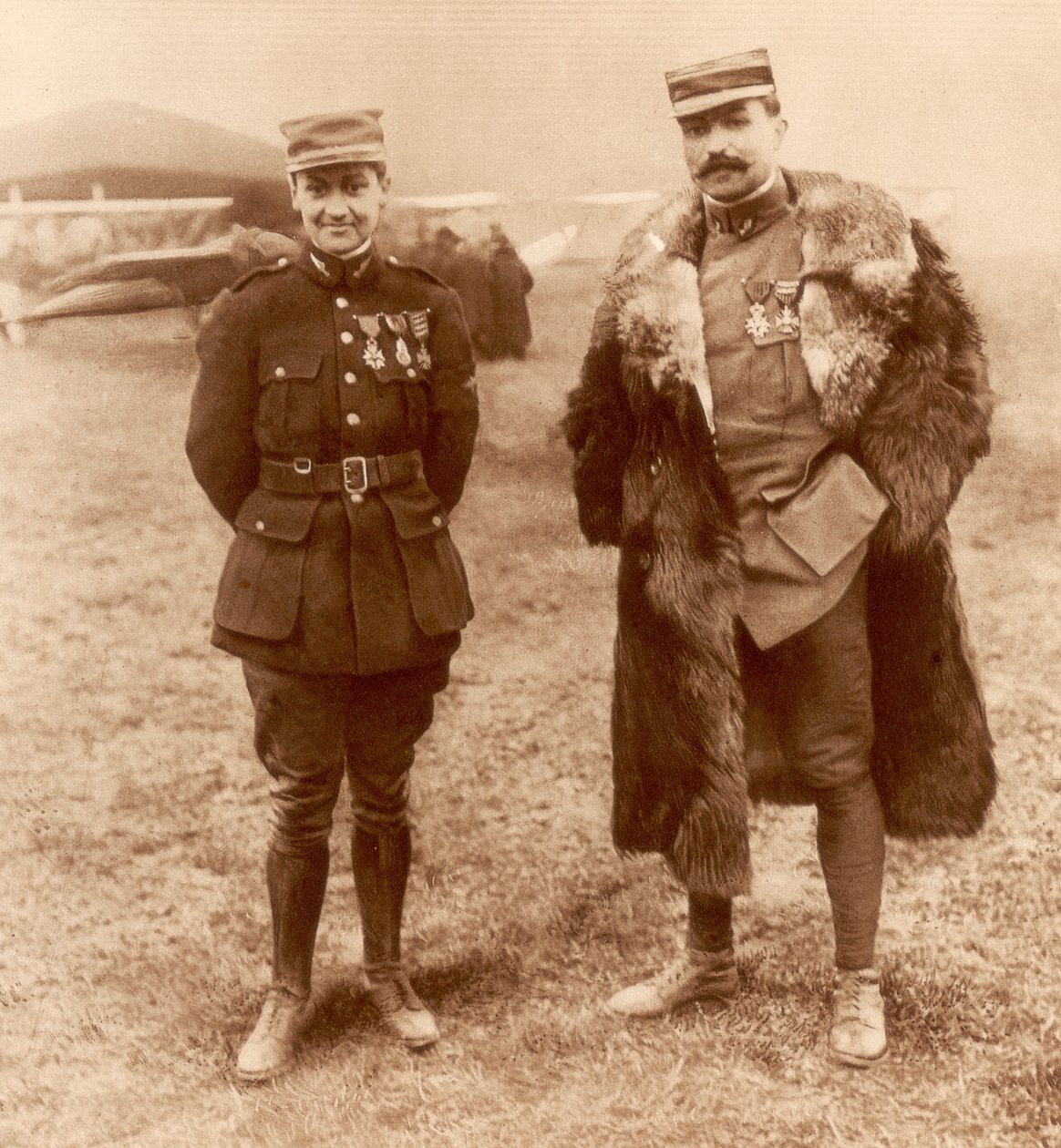 Luutnantti Georges Guynemer ja kapteeni Felix Brocard, ranskalaiset hävittäjälentäjät, 5. helmikuuta 1916 tekijältä Unbekannt