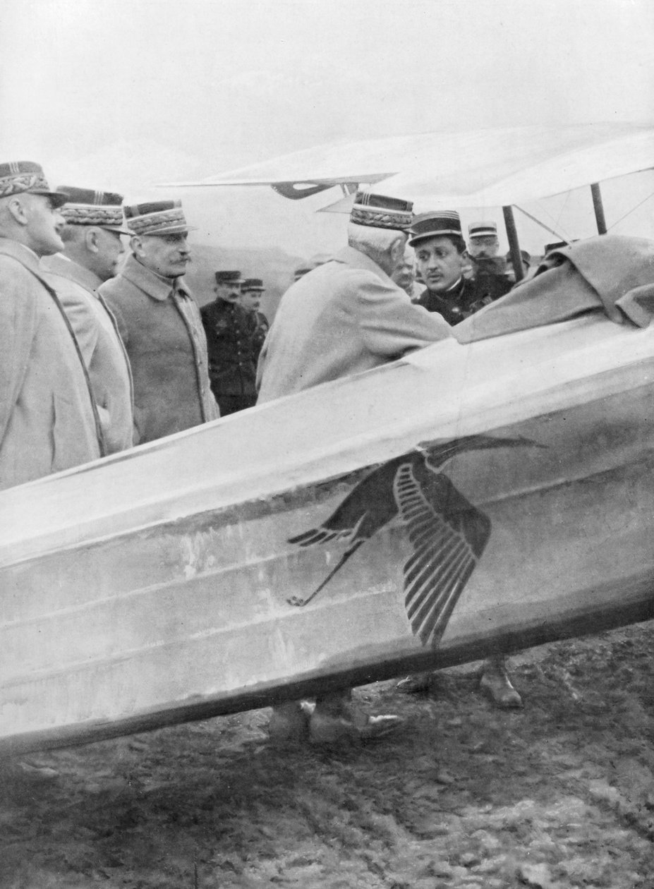Luutnantti Georges Guynemer tapaamassa ranskalaisia kenraaleja 19. helmikuuta 1917 tekijältä Unbekannt