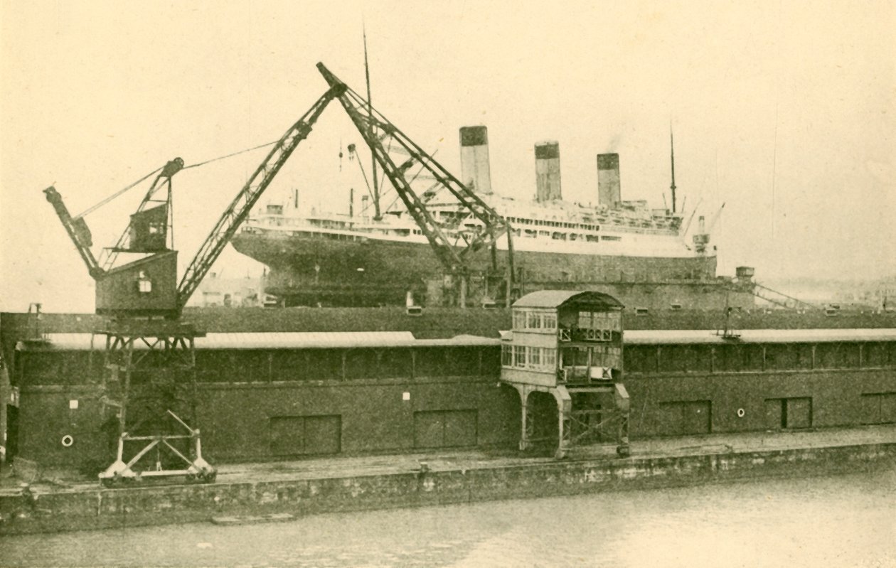 Majesticin 56 551 tonnin nostaminen kelluvalla telakassa Southamptonissa vuonna 1930. tekijältä Unbekannt