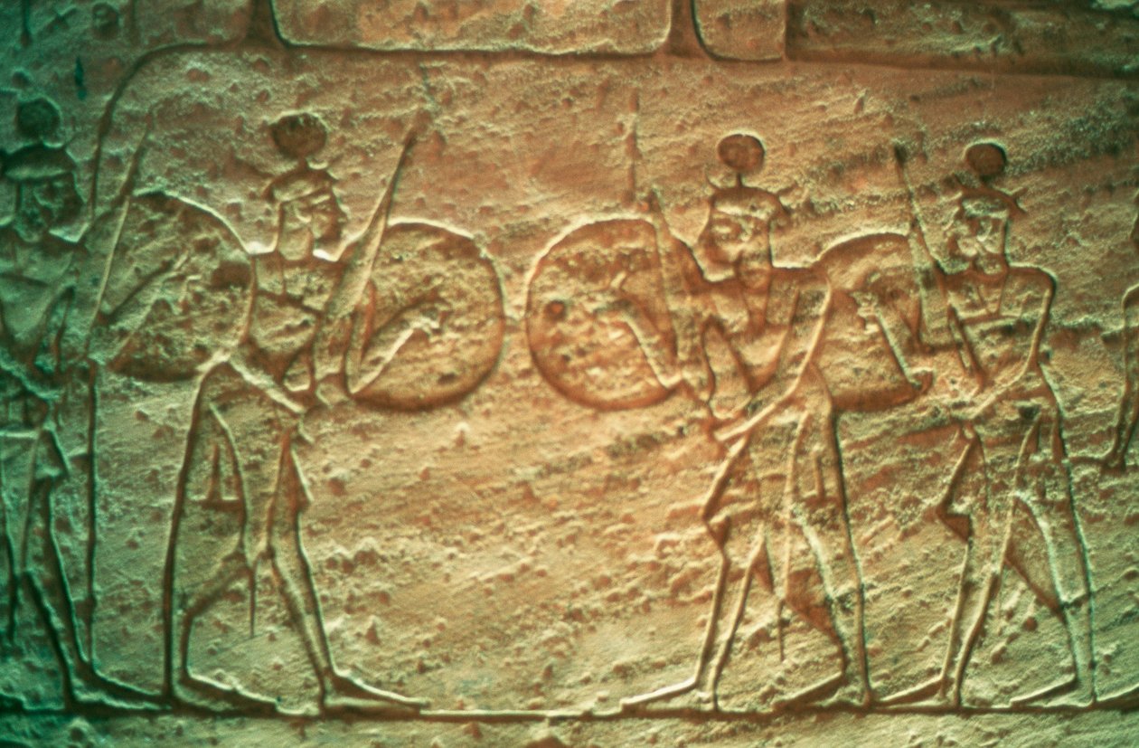 Kalkkikivireliefi, jossa heettiläissotilaat, Abu Simbelin temppeli, Egypti, 1300-1300 eKr. tekijältä Unbekannt