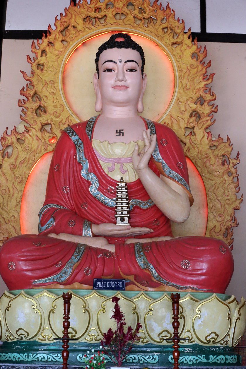 Linhanin buddhalainen pagodi. Lääketieteellinen Buddhan (Bhaisajyaguru) patsas. Dalit. Vietnam tekijältä Unbekannt