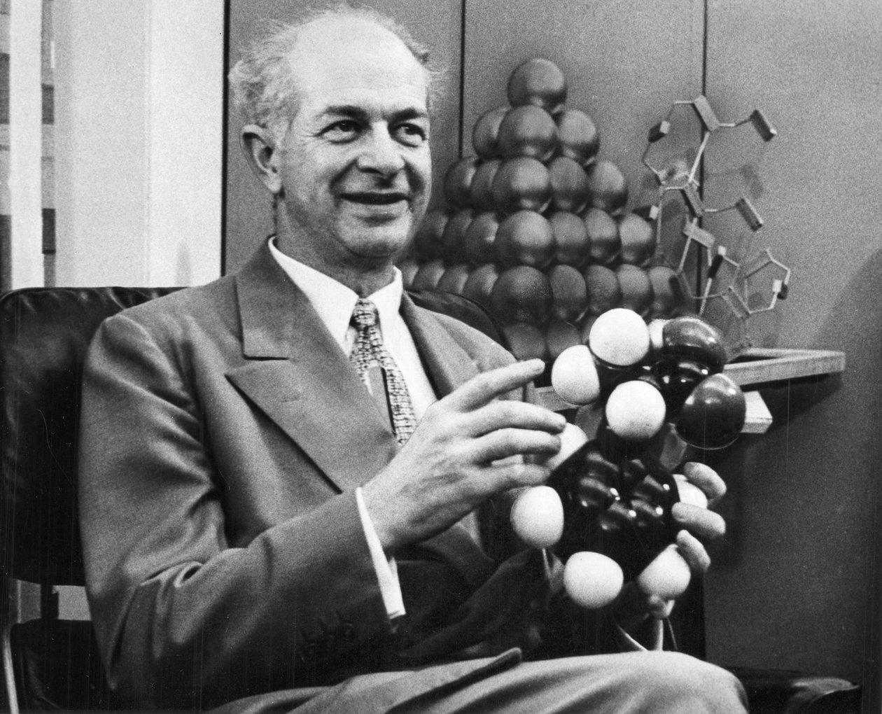 Linus Pauling, yhdysvaltalainen kemisti, 1954 tekijältä Unbekannt