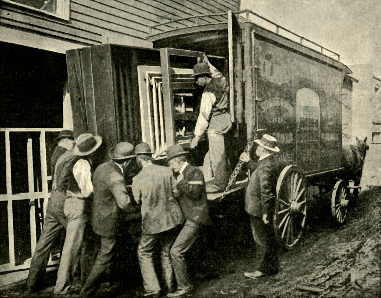 Kameran lataaminen pakettiautoon poistettavaksi, 1901. tekijältä Unbekannt