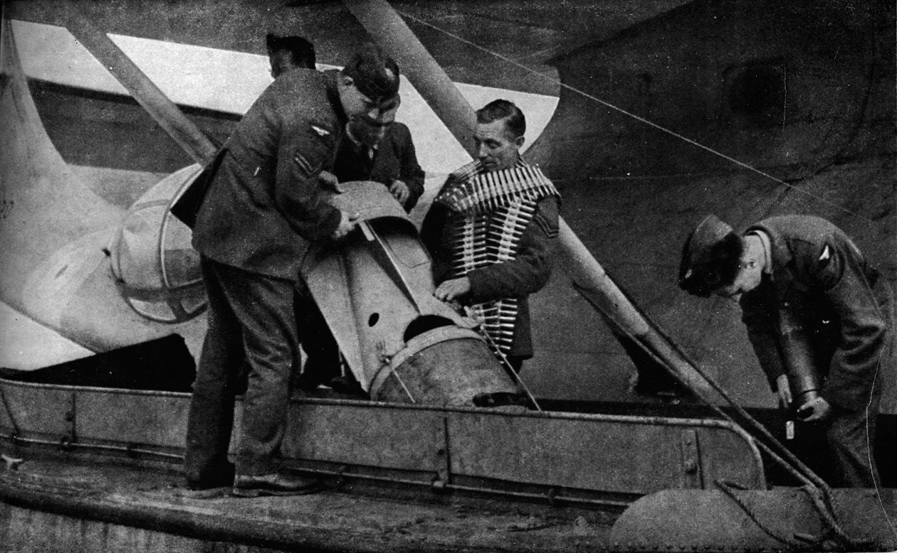 Pommien lataaminen RAF-lentokoneeseen toisen maailmansodan aikana, vuodelta 1940 1943 tekijältä Unbekannt