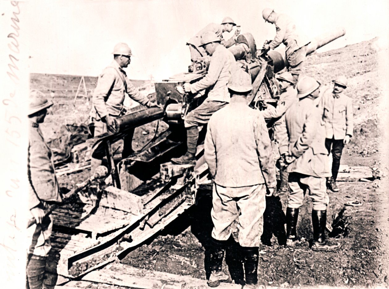 Kuoren lataaminen 155 mm:n aseeseen, c1914-c1918 tekijältä Unbekannt