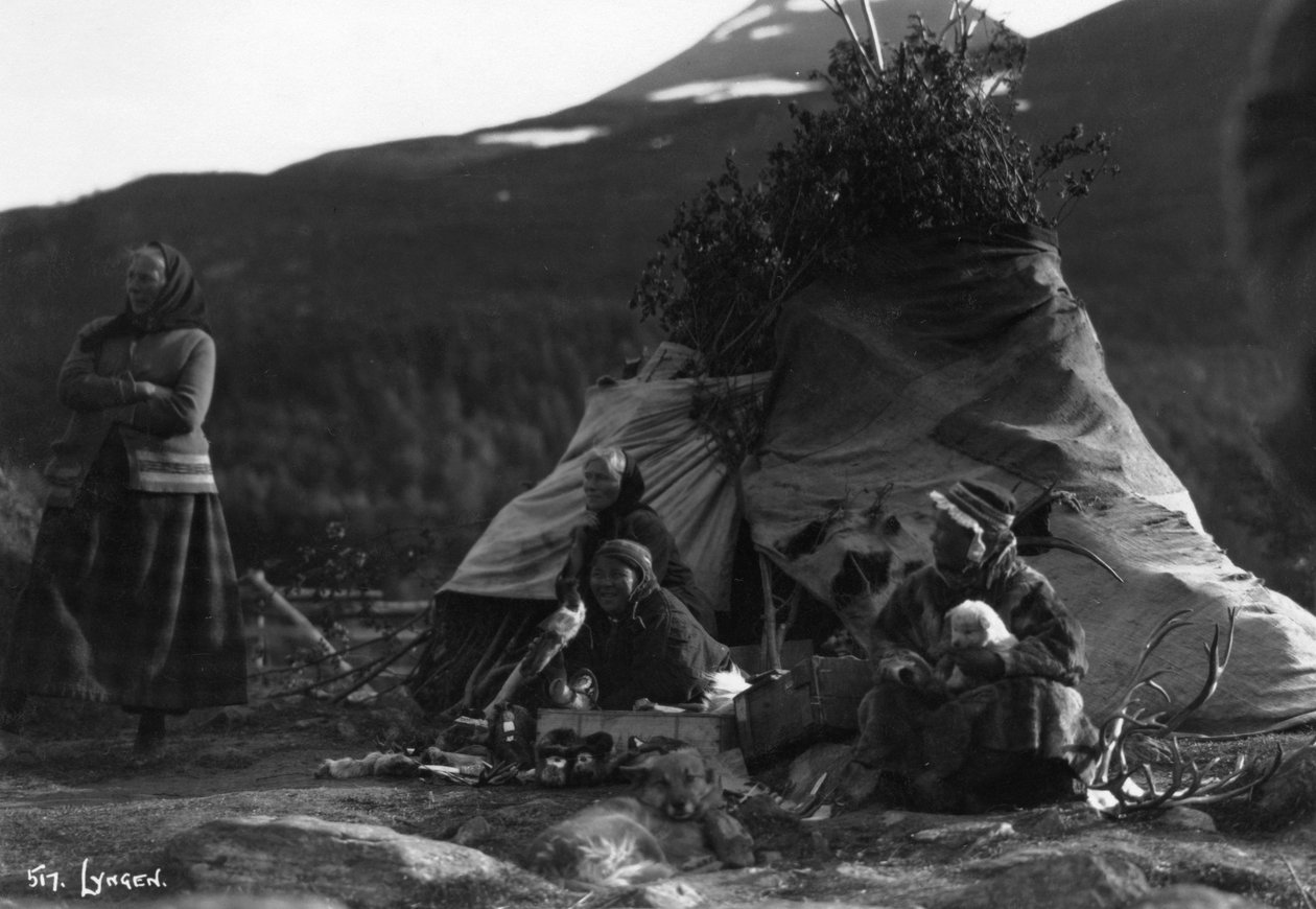 Paikalliset naiset, Lyngen, Pohjois-Norja, 1920-c1930-luku tekijältä Unbekannt