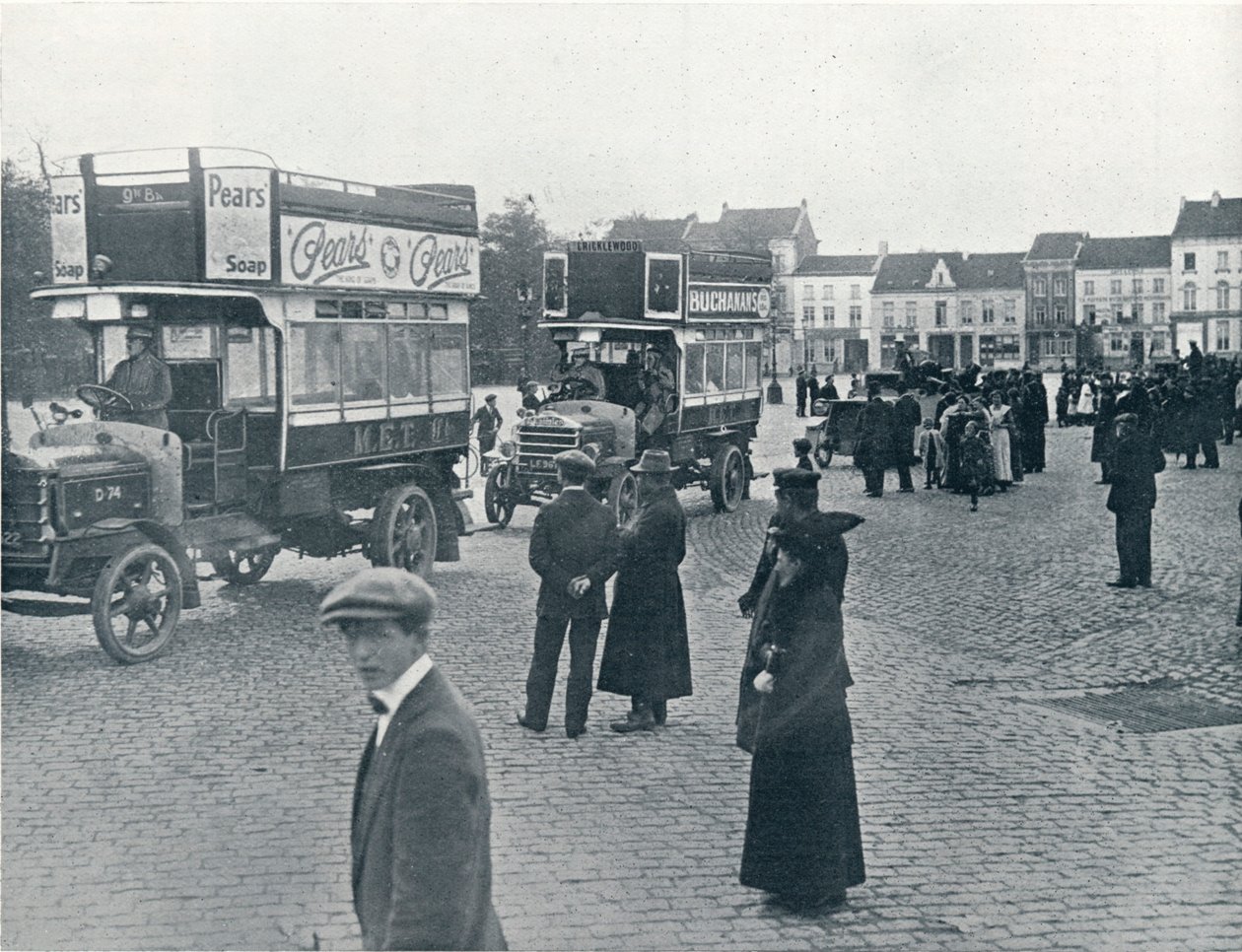 Lontoon linja-autot käytössä mantereella brittiläisten joukkojen kuljettamiseen, n. 1914 tekijältä Unbekannt