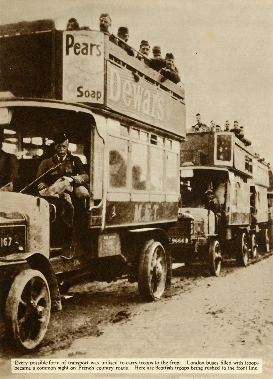 Lontoon bussit, jotka vievät skotlantilaisia joukkoja rintamalle, ensimmäinen maailmansota, 1914, 1935. tekijältä Unbekannt