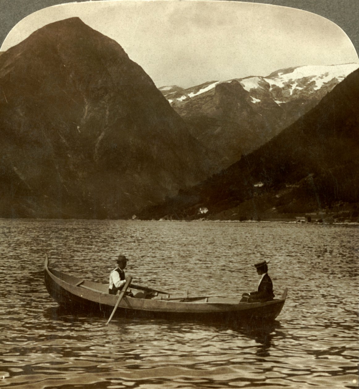 Katse Essefjordin poikki Tjugumista jääpeitteiseen Kjeipeniin, Norja, c1905. tekijältä Unbekannt