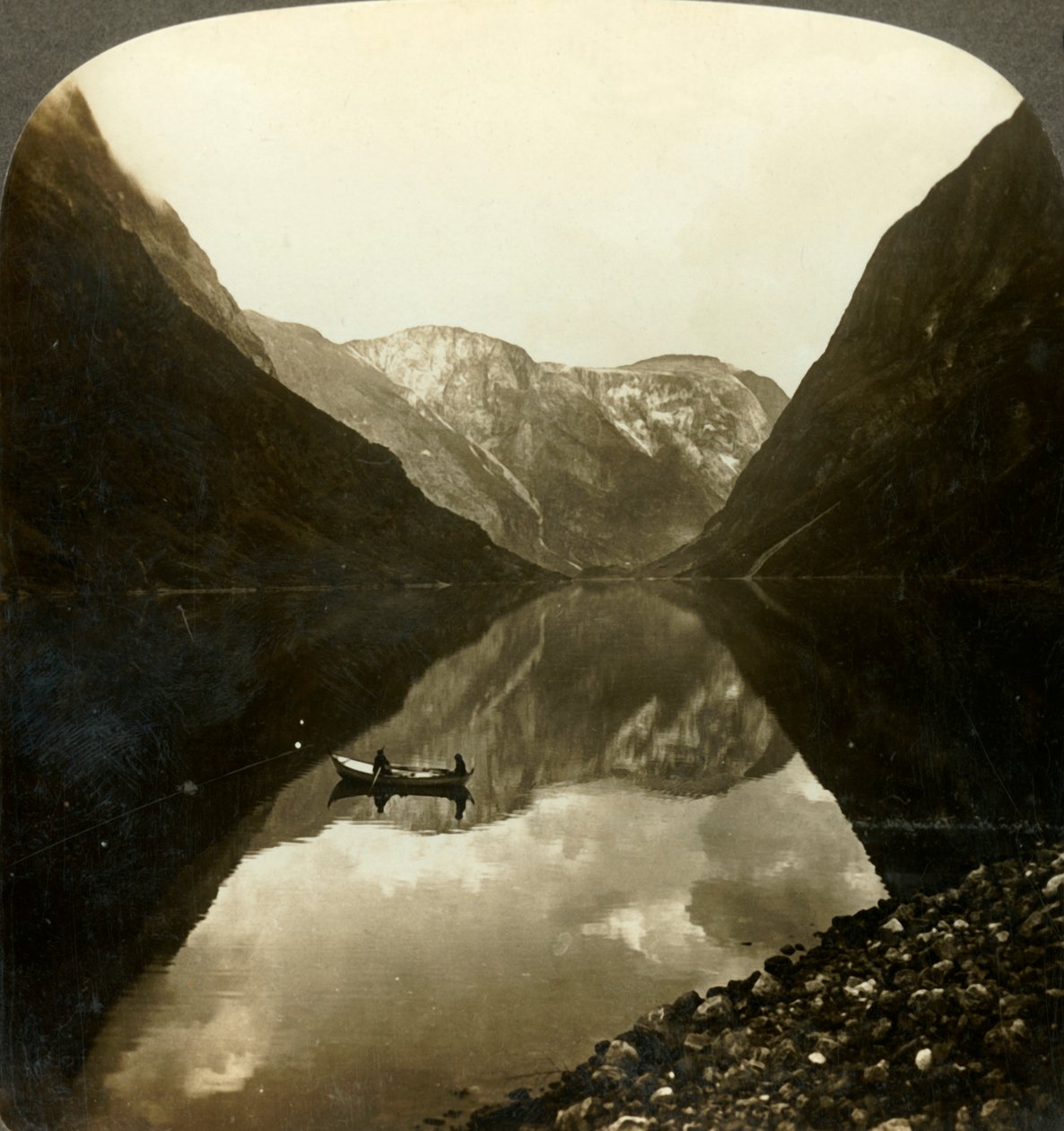 Katse alas syvään, edelleen Naerofjordiin, lähellä Gudvangenia, Norja, vuodelta 1905. tekijältä Unbekannt