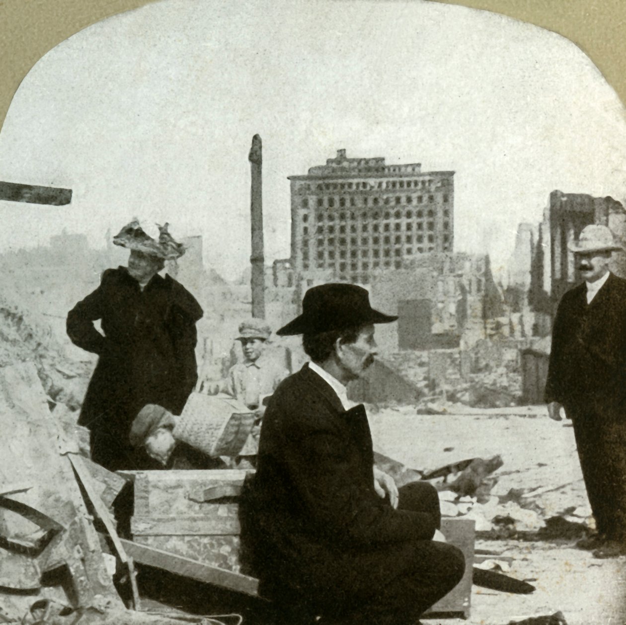 Katse itään Pine and Stocktonin kulmasta ja näyttää Mills Buildingin rauniot, 1906. tekijältä Unbekannt