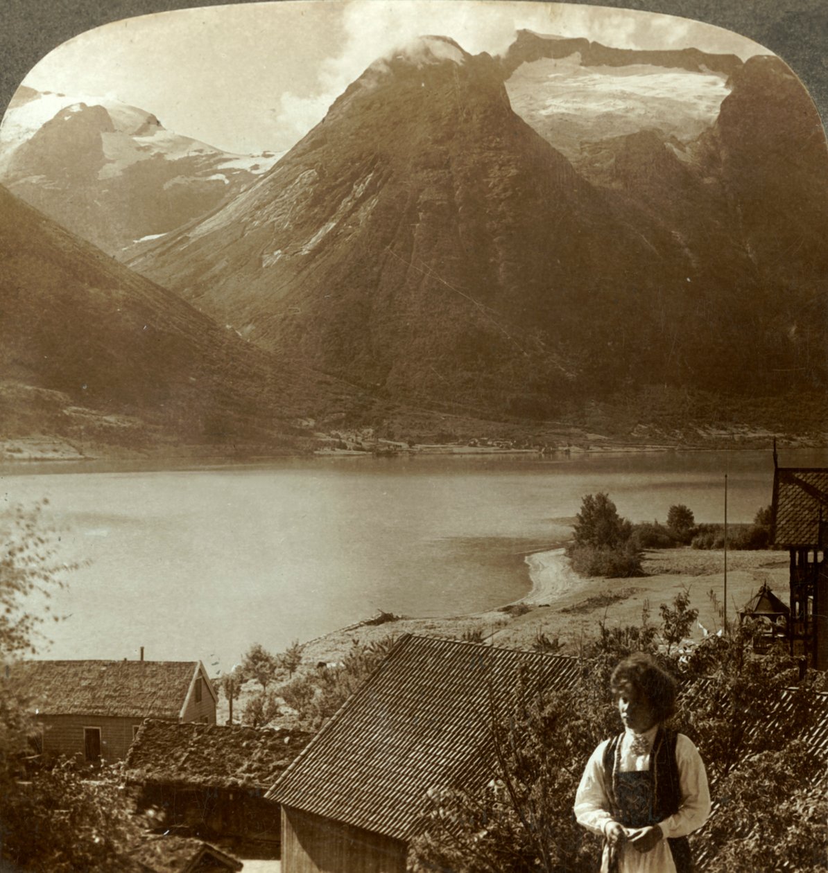 Katse Hjellestä hiljaisen Strynns-järven yli Skaala-vuoren jyrkkiin jäätikköihin, Norjaan, vuodelta 1905. tekijältä Unbekannt