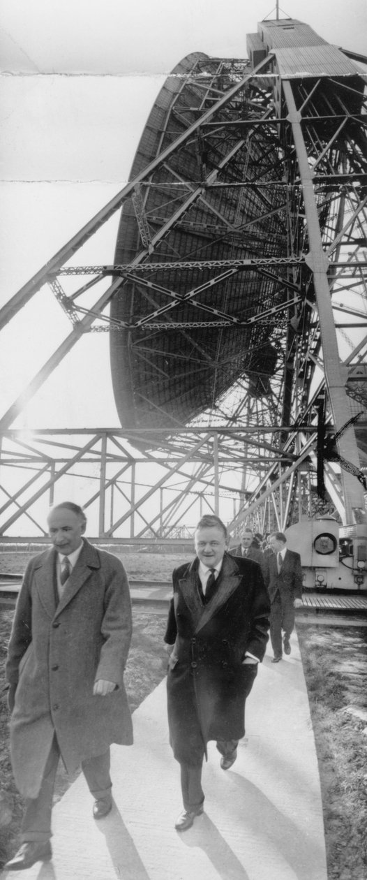 Lord Hailsham ja professori Alfred Lovell Jodrell Bankissa Cheshiressä maaliskuussa 1960 tekijältä Unbekannt