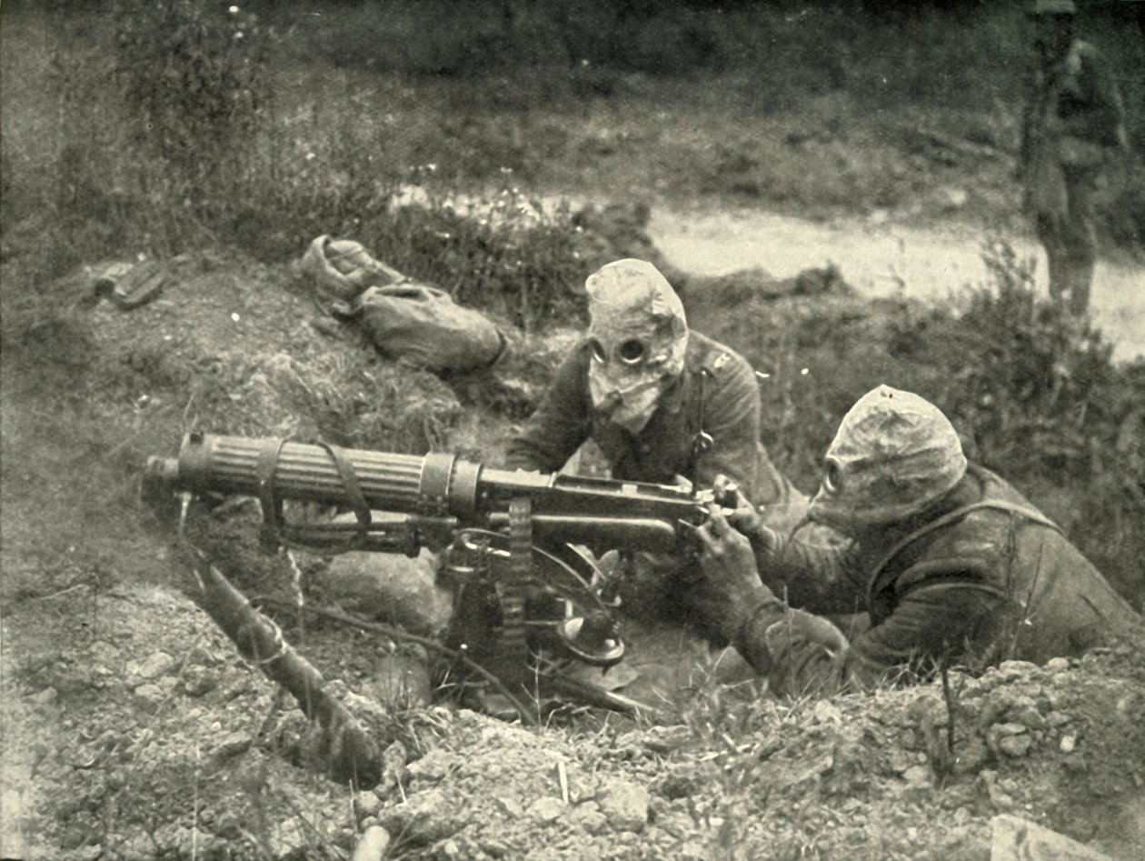 Konekiväärimiehet toiminnassa kaasukypäränsä päällään, 1919. tekijältä Unbekannt