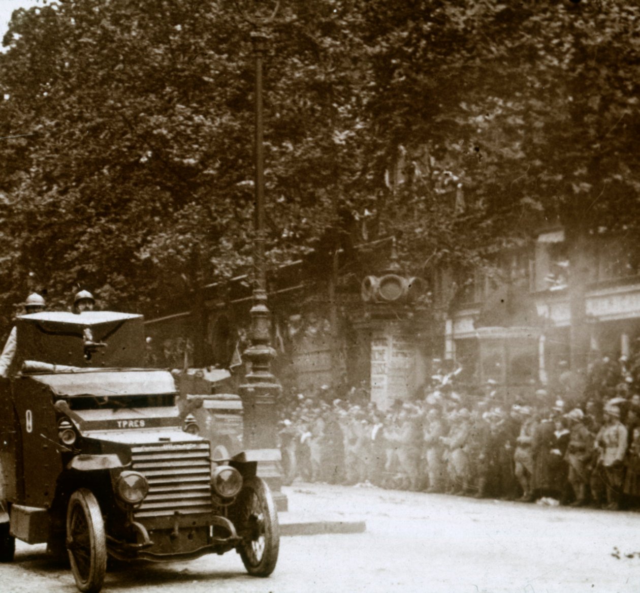 Panssaroituun ajoneuvoon asennettu konekivääri, voittoparaati, c1918 tekijältä Unbekannt