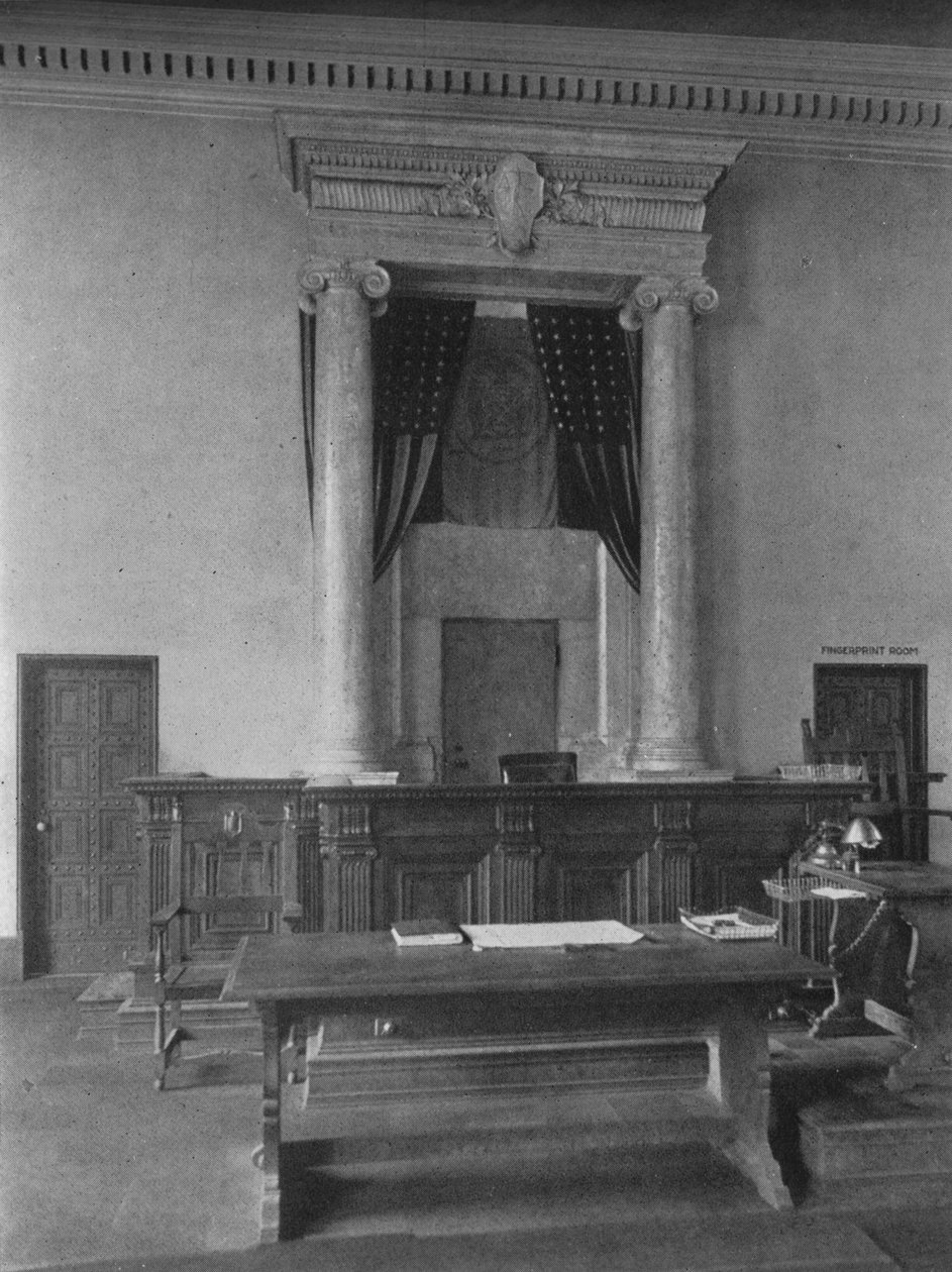 Tuomaripöytä oikeussalissa, Third District Court, New York City, 1924 tekijältä Unbekannt