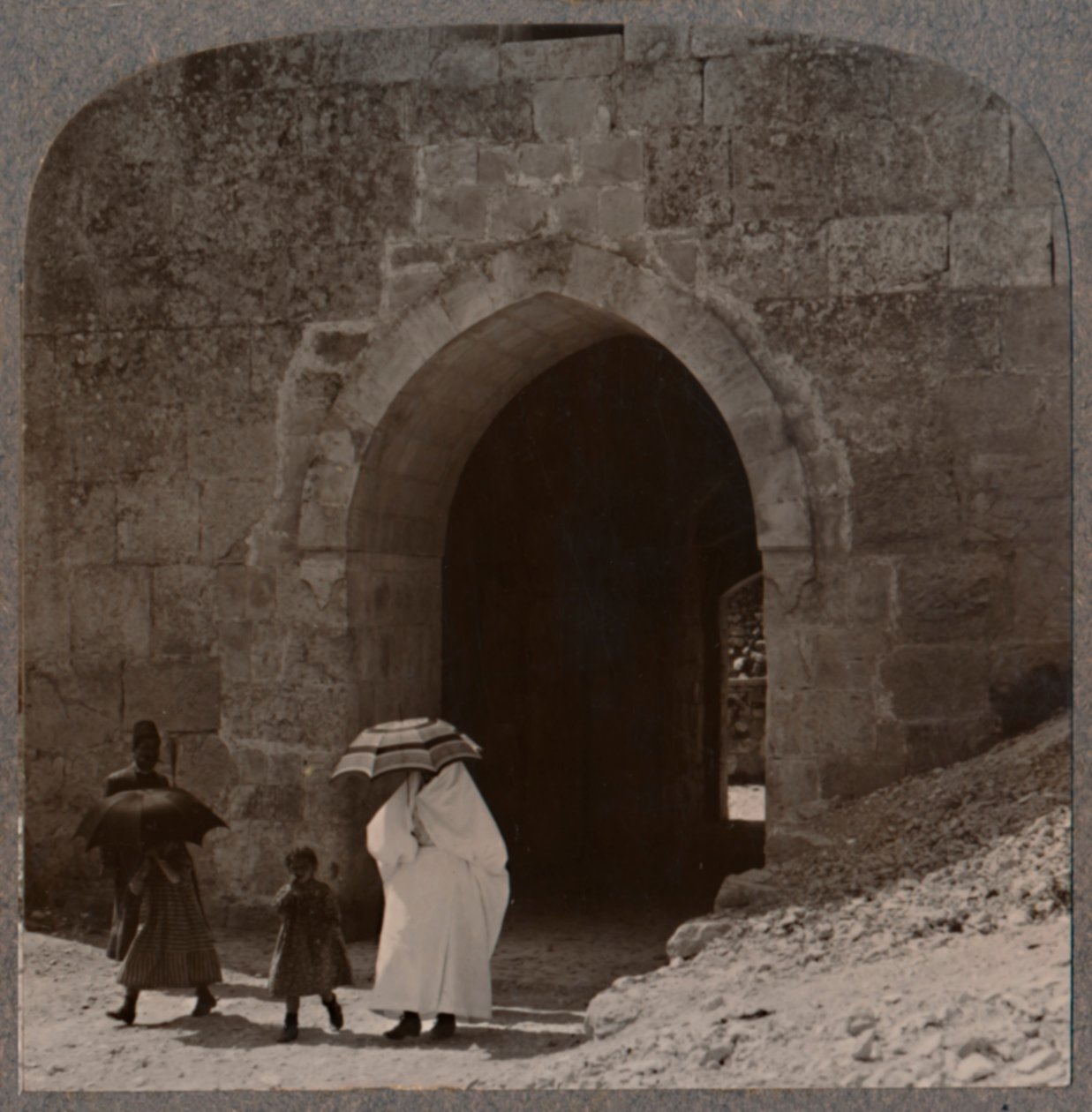 Mahommedan-naiset saapuvat Jerusalemiin Herodeksen portin kautta, 1900 tekijältä Unbekannt