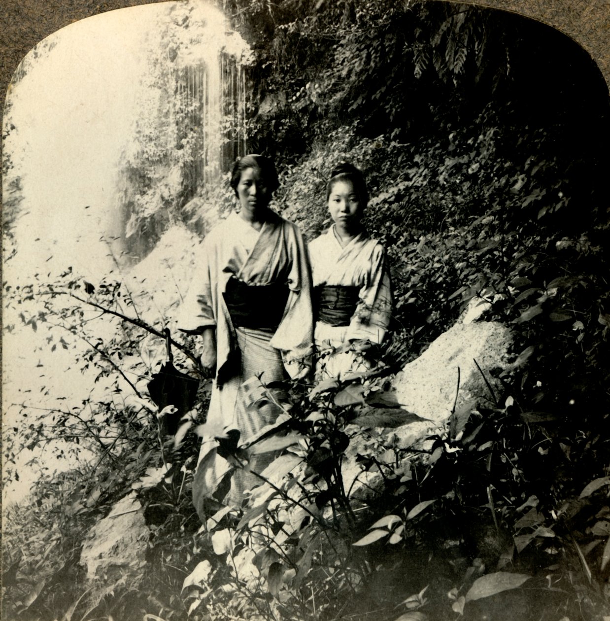 Maidens of the Land of the Rising Sun, Kogijoku-vesiputousten alla..., v1900. . tekijältä Unbekannt