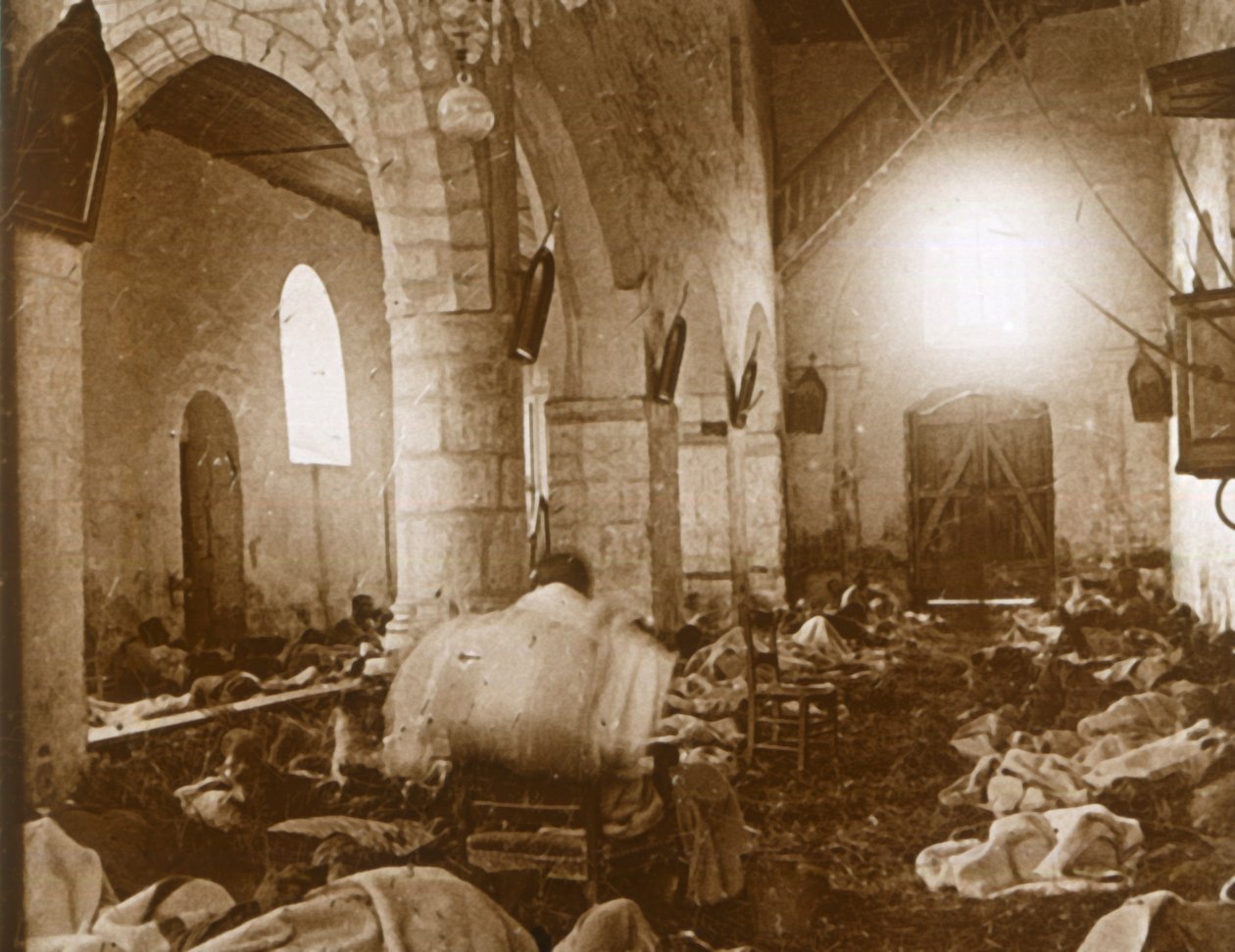 Väliaikainen sairaala kirkossa, Marne, Pohjois-Ranska, 1914 tekijältä Unbekannt