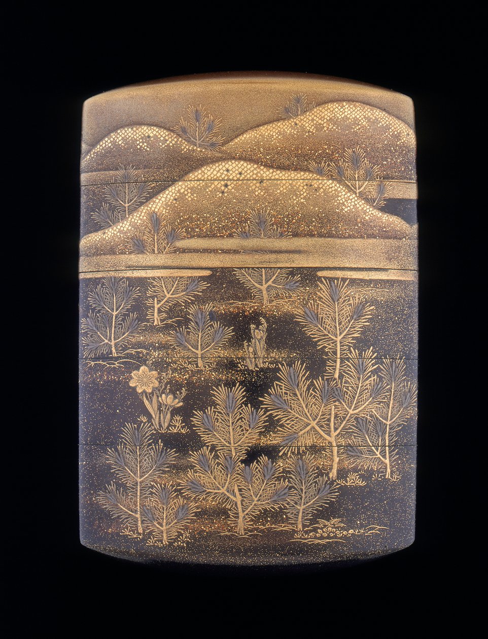 Makie lacquer inro koristeltu tyylitellyillä mäntyillä ja kukkuloilla, myöhäinen Edo-kausi, Japani, 1750-1850 tekijältä Unbekannt
