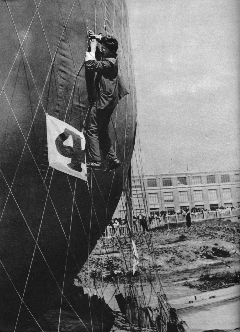 Ilmapallon verkkoon säätöjen tekeminen ennen korin kiinnittämistä, c1935 c1937 tekijältä Unbekannt