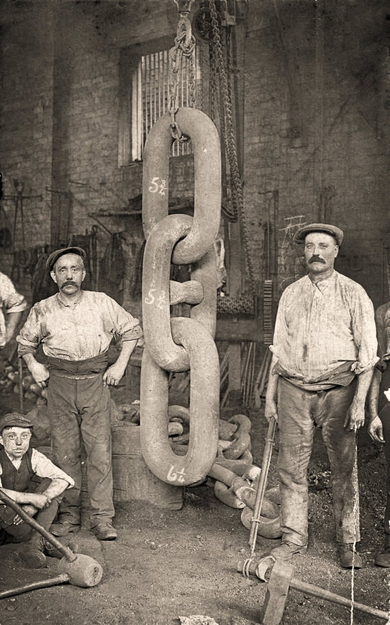 Titanicin ankkuriketjun valmistus Hingley & Sonsissa, n. 1909 (kuva) tekijältä Unbekannt