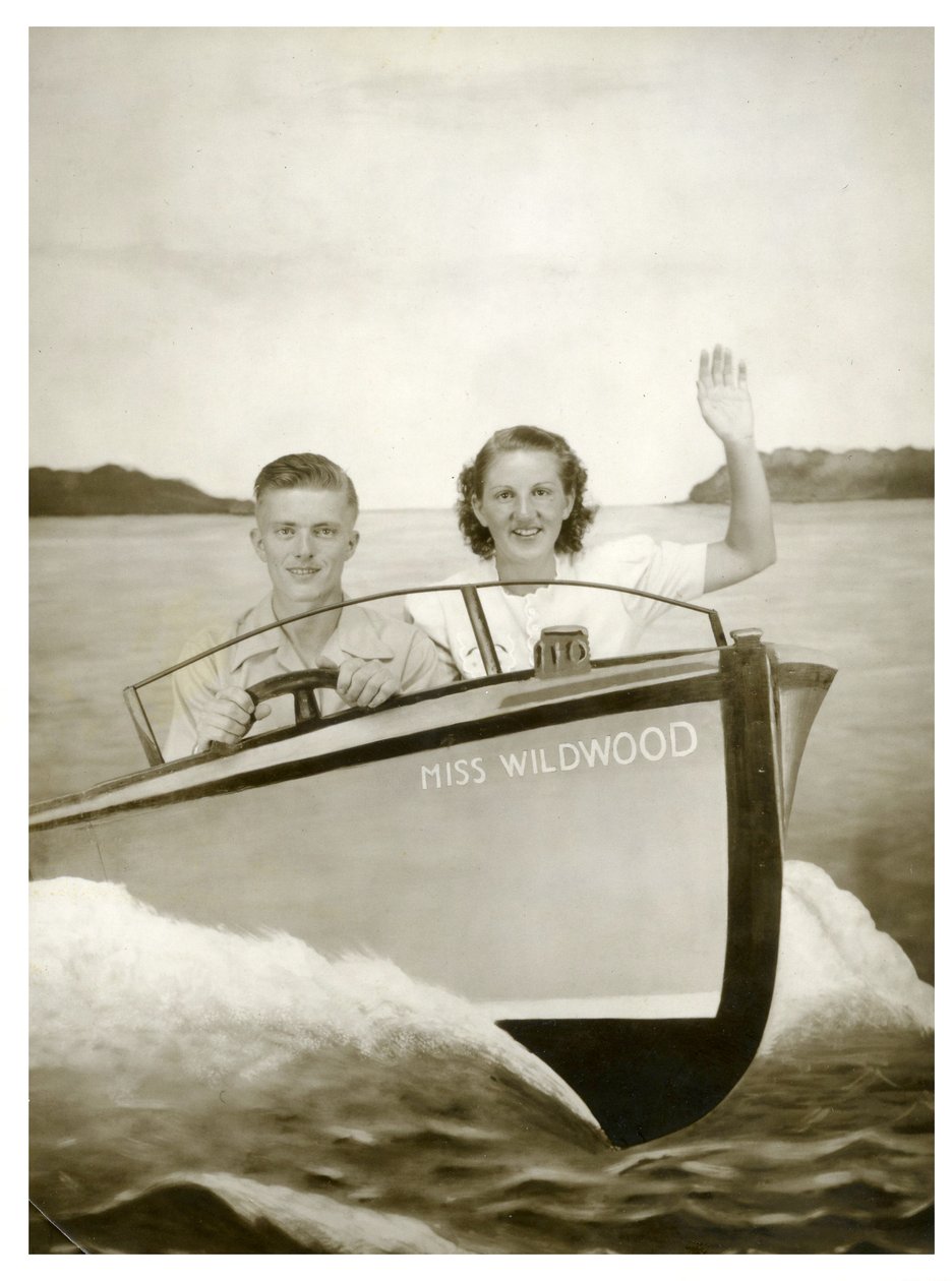 Mies ja nainen veneessä nimeltä "Miss Wildwood" n. 1940(kuva) tekijältä Unbekannt