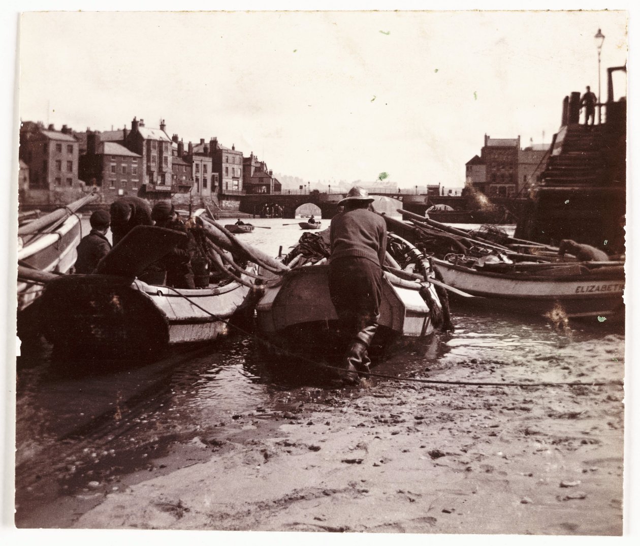 Mies laskee vesille kalastusveneen, Whitby Harbour, n. 1901 tekijältä Unbekannt