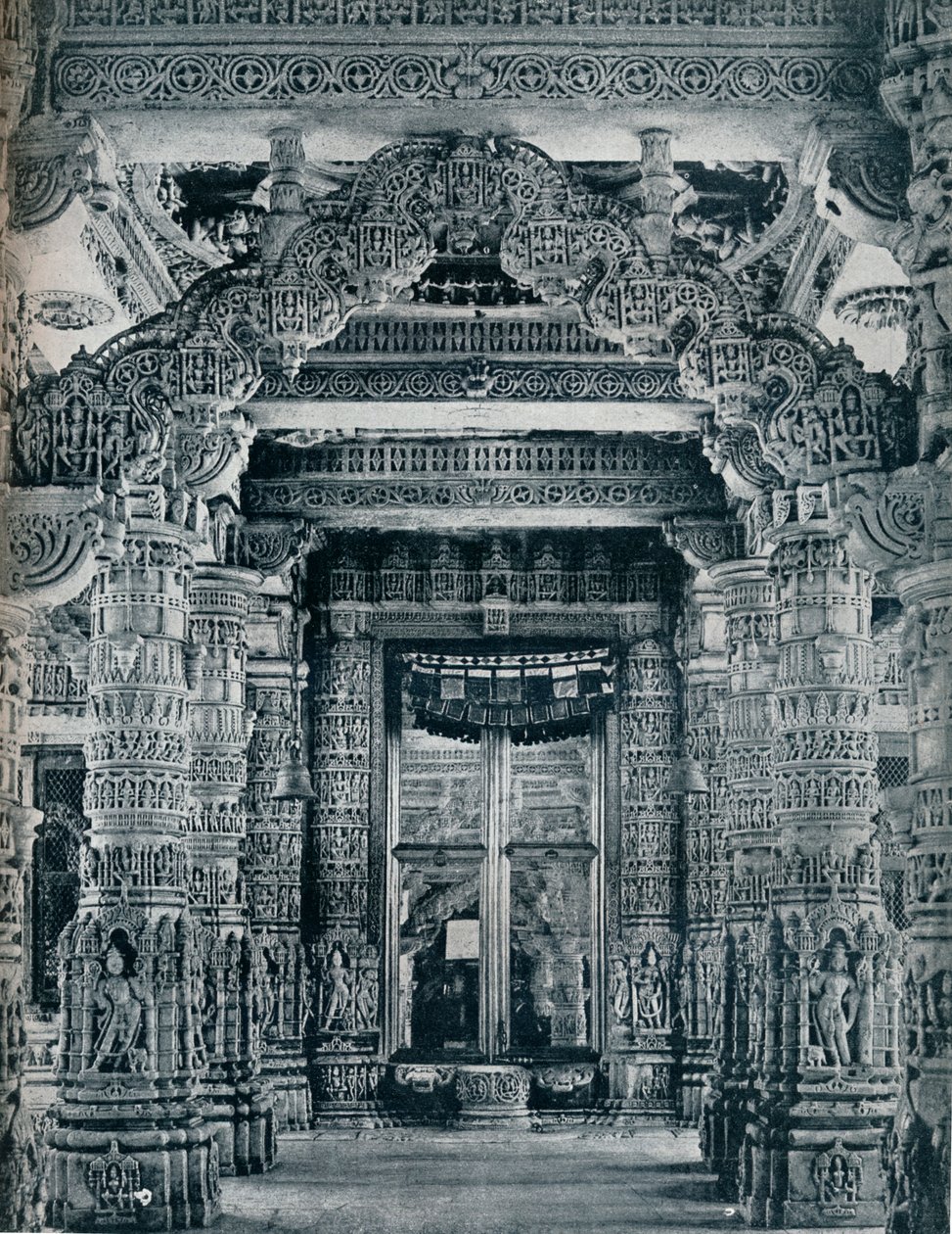Marmoriveistos Jain-temppelin sisäänkäynnillä Dilwarassa, Mount Abu, c1100. tekijältä Unbekannt