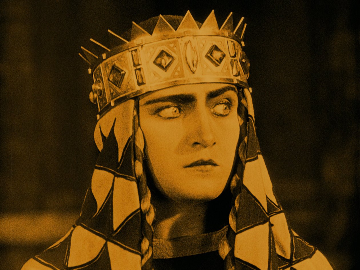 Margarete Schön Kriemhildina Fritz Langin elokuvassa Die Nibelungen: Kriemhilds Revenge, 1924. tekijältä Unbekannt