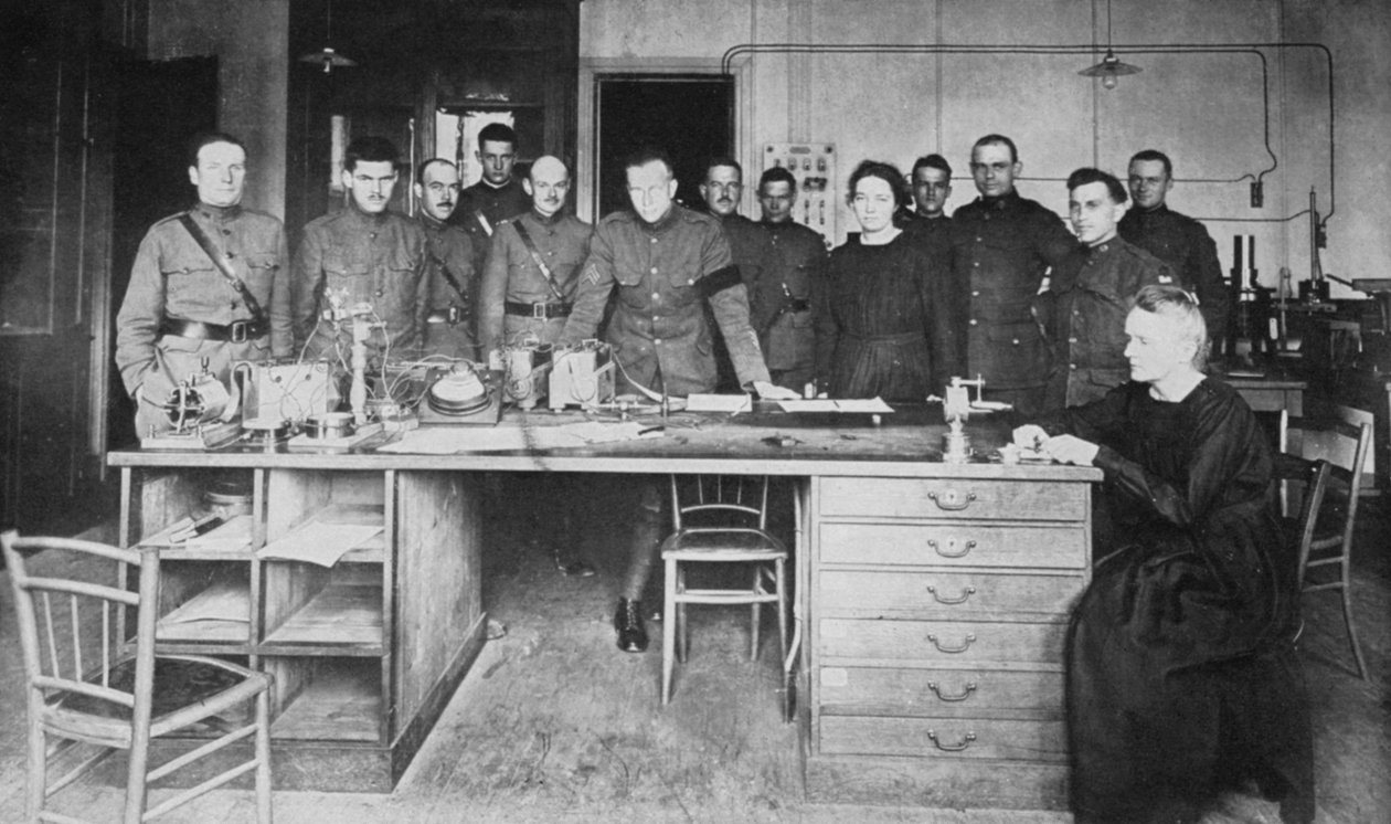 Marie Curie, puolalaissyntyinen ranskalainen fyysikko, Pariisin Radium-instituutissa, 1919 tekijältä Unbekannt