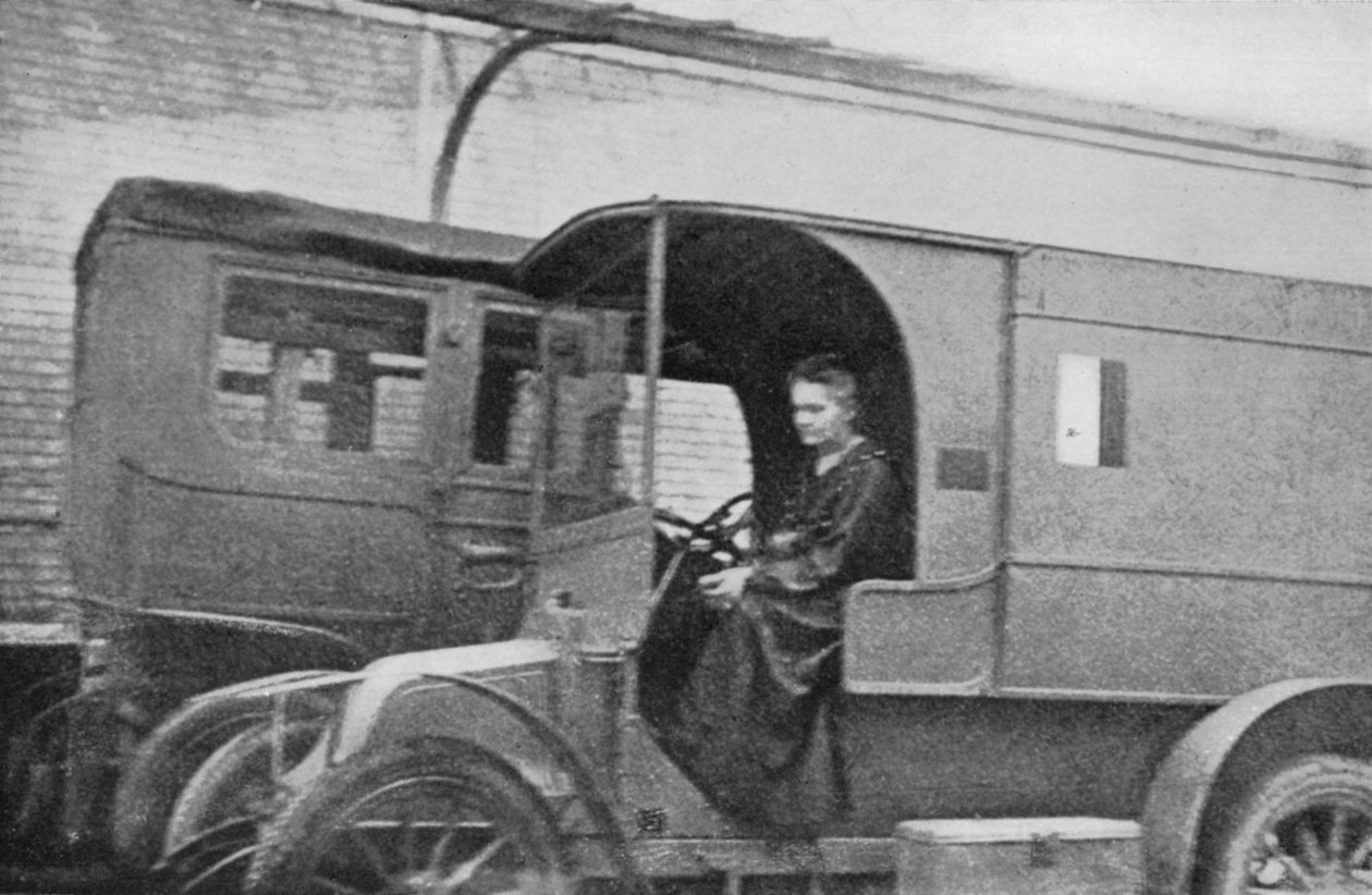 Marie Curie, puolalaissyntyinen ranskalainen fyysikko, joka ajoi radiologiseksi yksiköksi muunnettua autoa, 1914 tekijältä Unbekannt