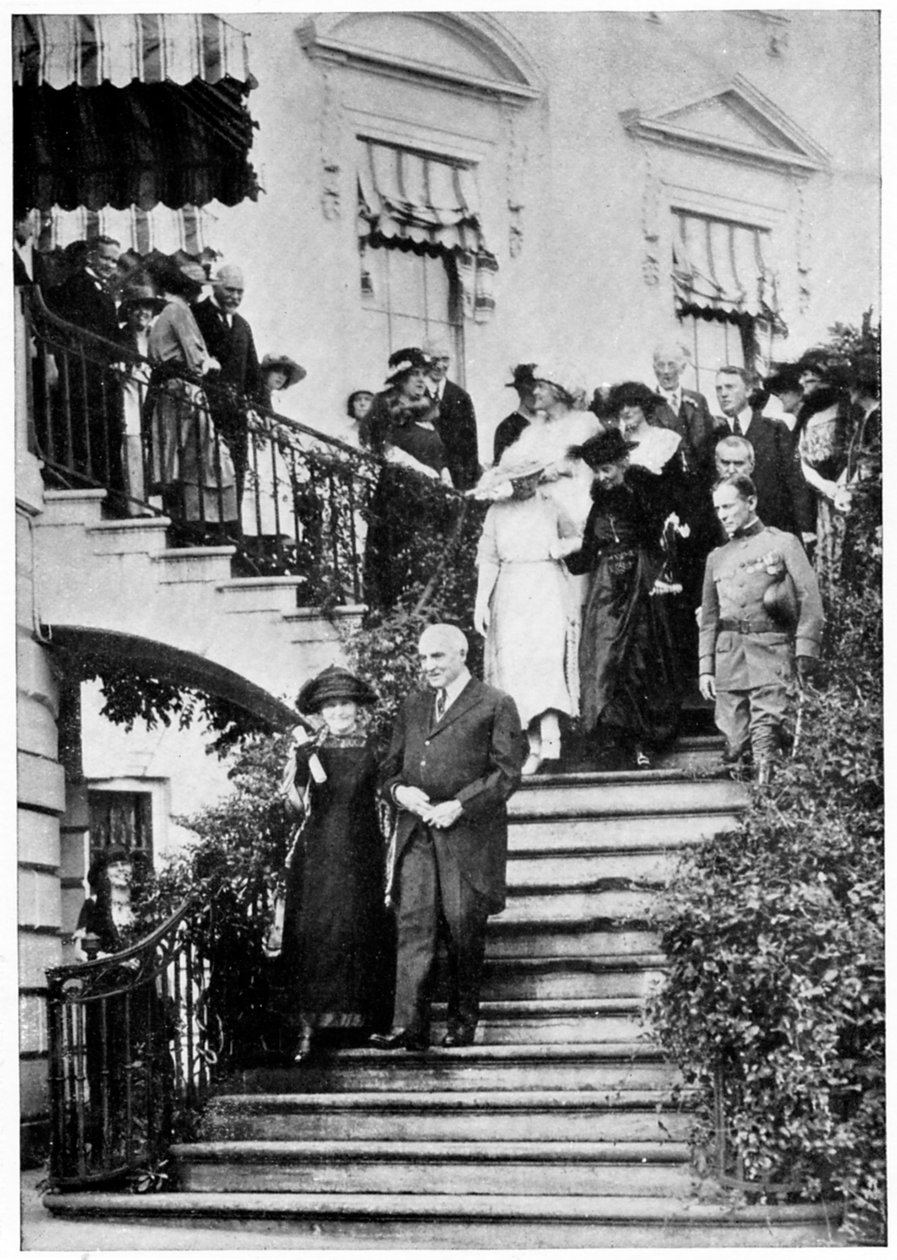 Marie Curie, puolalaissyntyinen ranskalainen fyysikko Yhdysvaltain presidentin Hardingin johdolla, 1921 tekijältä Unbekannt