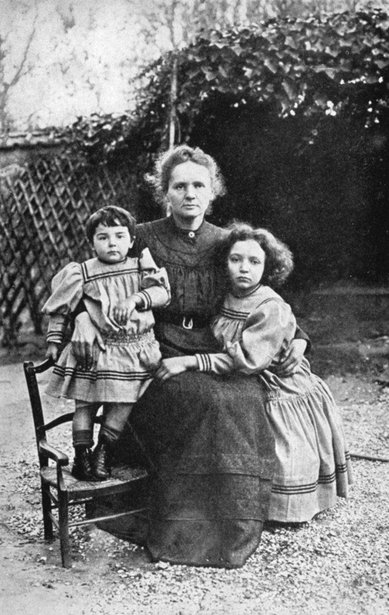 Marie Curie, puolalaissyntyinen ranskalainen fyysikko tyttäriensä Eve ja Irene kanssa, 1908 tekijältä Unbekannt
