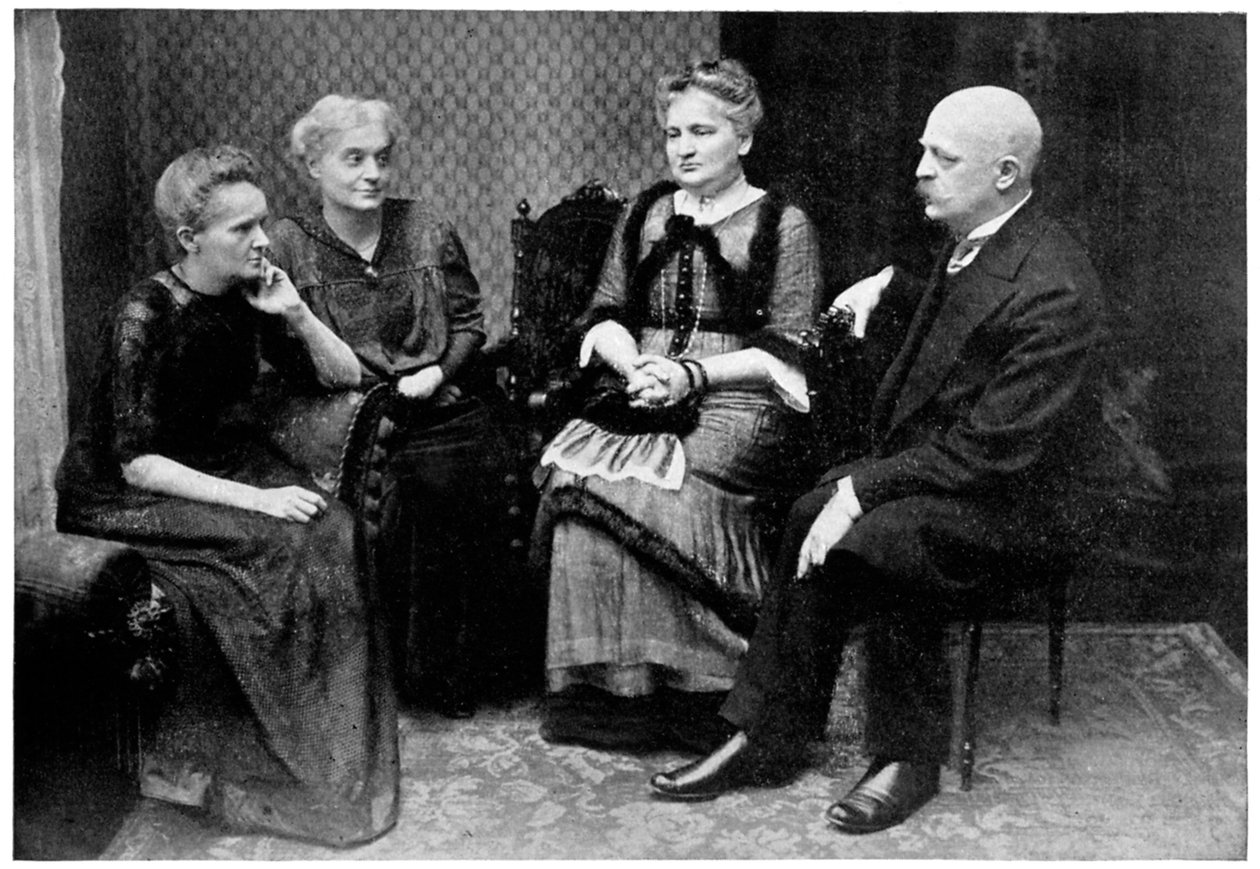 Marie Curie, puolalaissyntyinen ranskalainen fyysikko perheensä kanssa Varsovassa, Puolassa, 1912 tekijältä Unbekannt