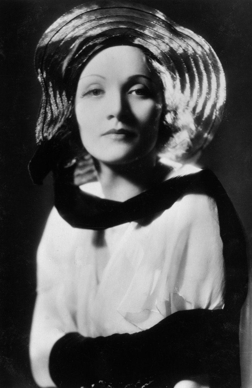 Marlene Dietrich 1901-1992, saksalaissyntyinen amerikkalainen näyttelijä, laulaja ja viihdyttäjä, 1900-luku tekijältä Unbekannt
