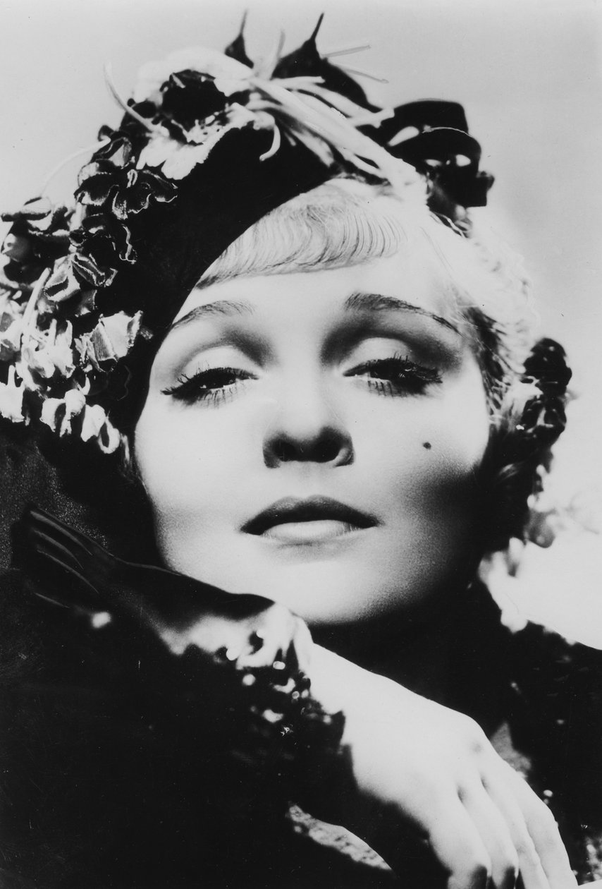Marlene Dietrich 1901-1992, saksalaissyntyinen amerikkalainen näyttelijä, laulaja ja viihdyttäjä, 1900-luku tekijältä Unbekannt