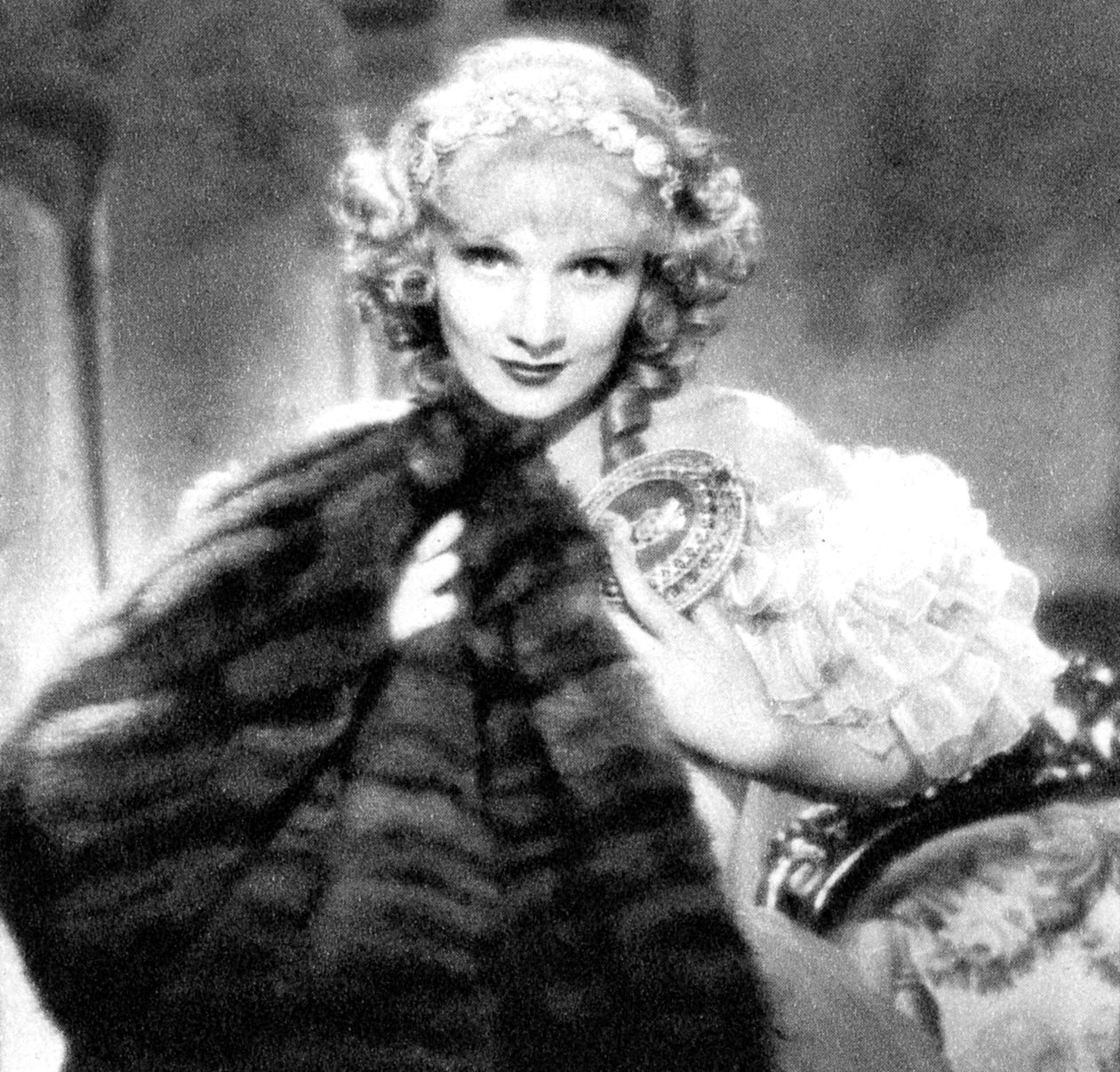 Marlene Dietrich, saksalaissyntyinen amerikkalainen näyttelijä, 1934-1935 tekijältä Unbekannt