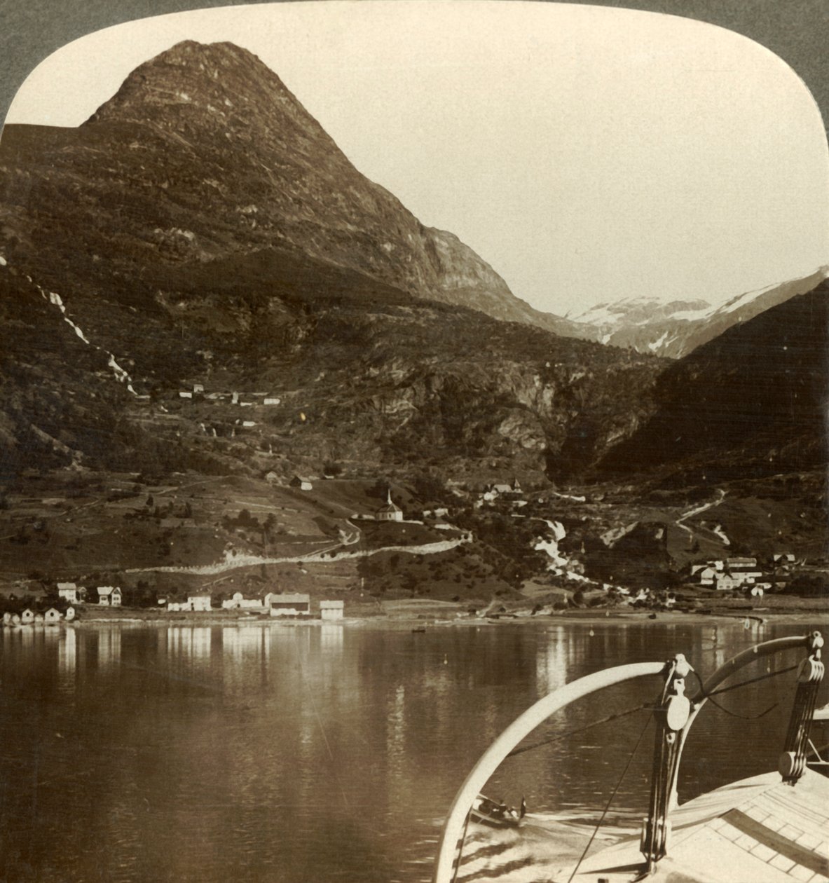 Marok ja sen takana olevat jättimäiset korkeudet, S.S.E. Geirangerfjordista, Norjasta, vuodelta 1905. tekijältä Unbekannt