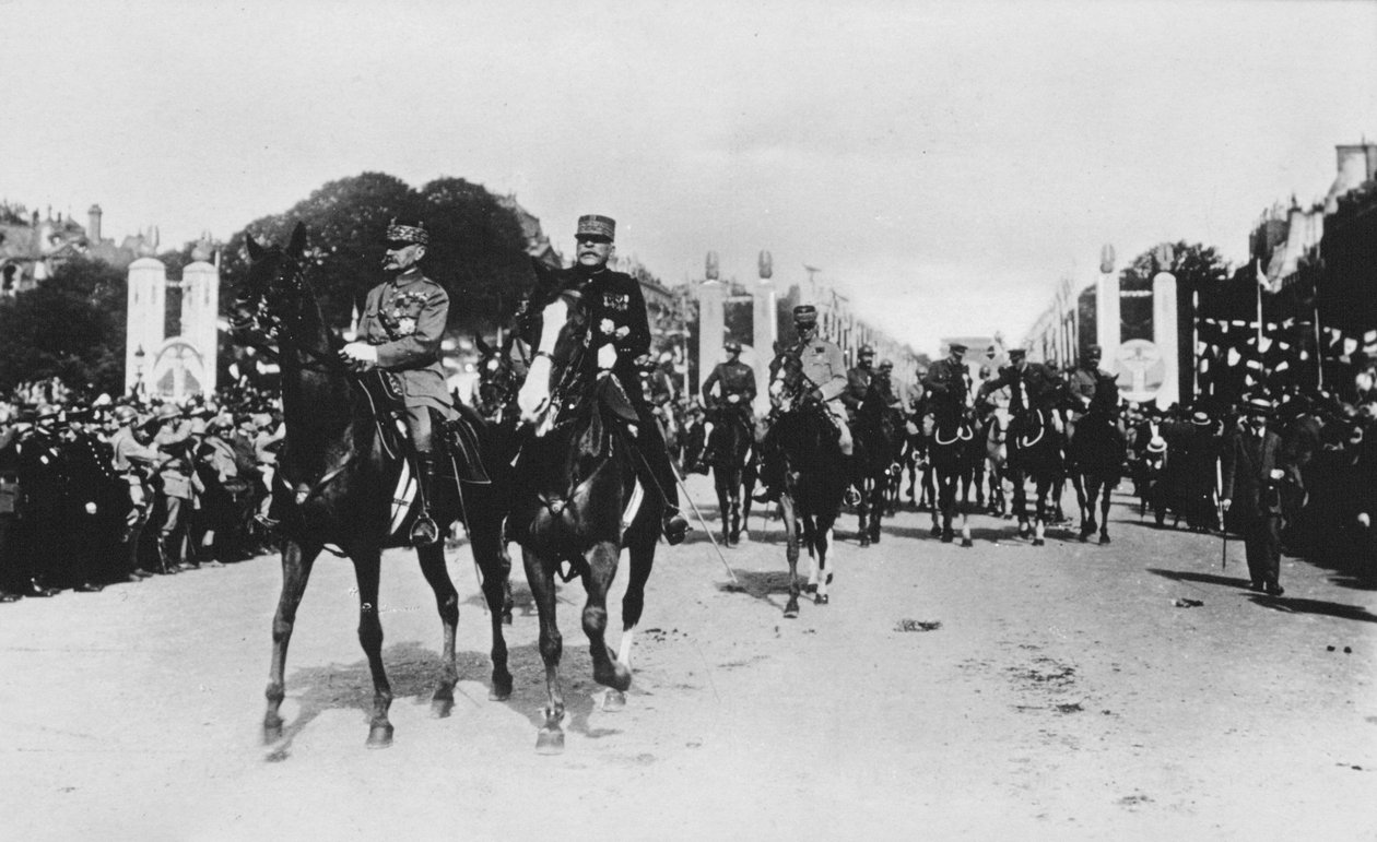 Marsalkka Foch ja Joffre suuren voittoparaatin aikana, Pariisi, Ranska, 14. heinäkuuta 1919 tekijältä Unbekannt