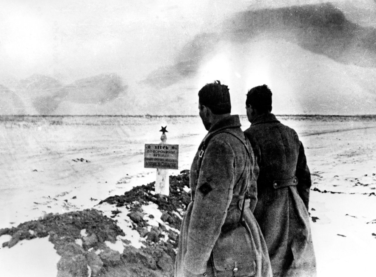 Venäläisten sotilaiden joukkohauta, Stalingradin rintama, Venäjä, tammikuu 1943 tekijältä Unbekannt