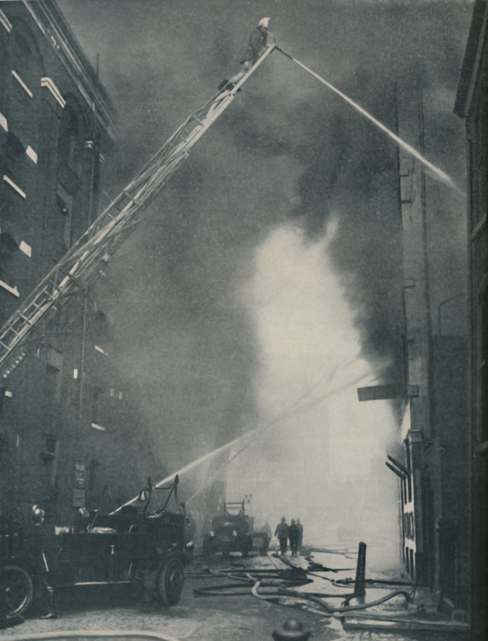 Modernin palomiehen joukkojoukkoja kaupunkipaloa vastaan, c1935 tekijältä Unbekannt