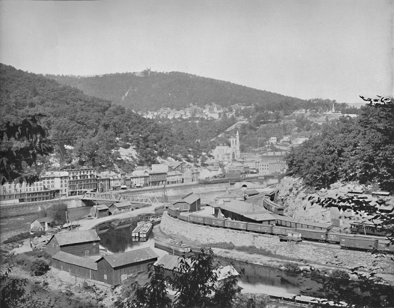 Mauch Chunk, Pennsylvania, jossa näkyy Mount Pisgah, vuodelta 1897. tekijältä Unbekannt