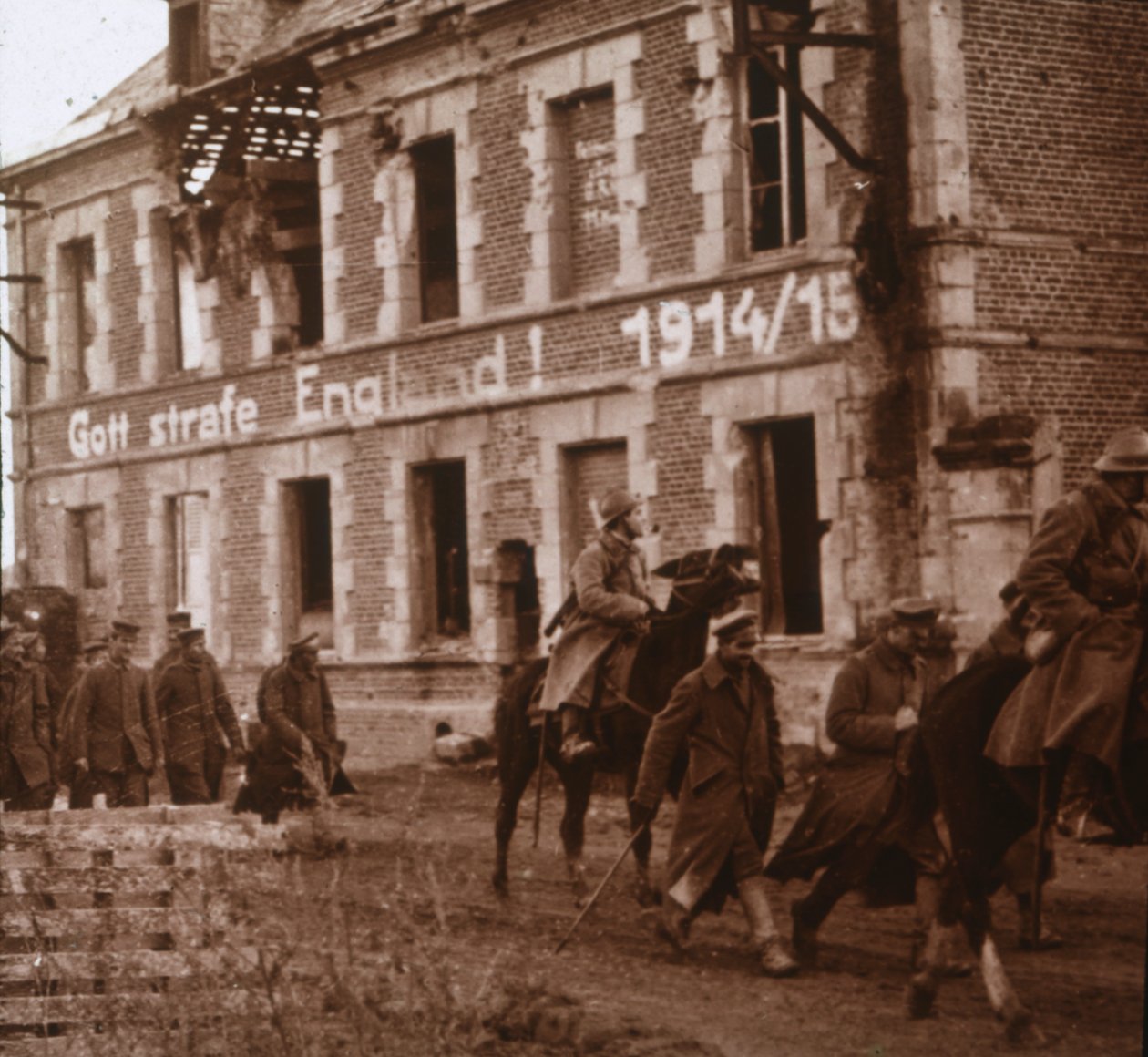 Jumala rankaisekoon Englantia, Bucy-le-Long, Pohjois-Ranska, c1914-c1918 tekijältä Unbekannt